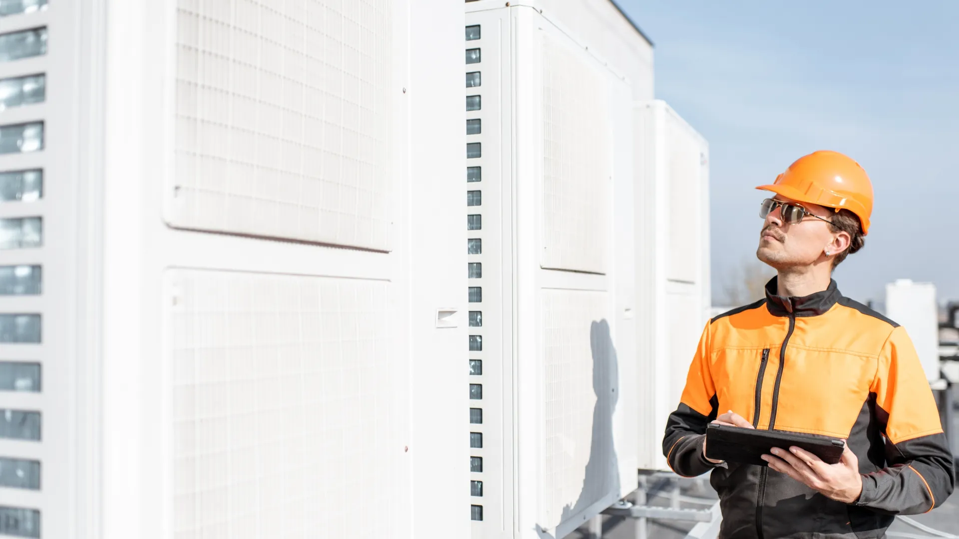 Técnico de SOFIES instalando un sistema de climatización avanzado